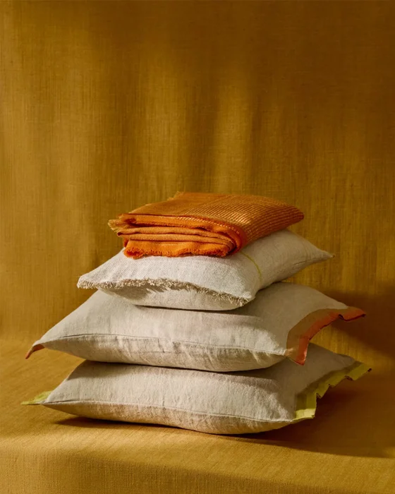 Almohadón Disea de lino beige con detalle naranja 45 x 45 cm en Beige - Textiles, Uruguay | Kavehome, vista 2