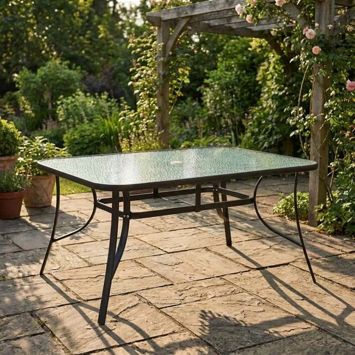 Mesa De Comedor Acero-y-vidrio Negro Malaca en Negro - Muebles para el exterior, Uruguay | Divino