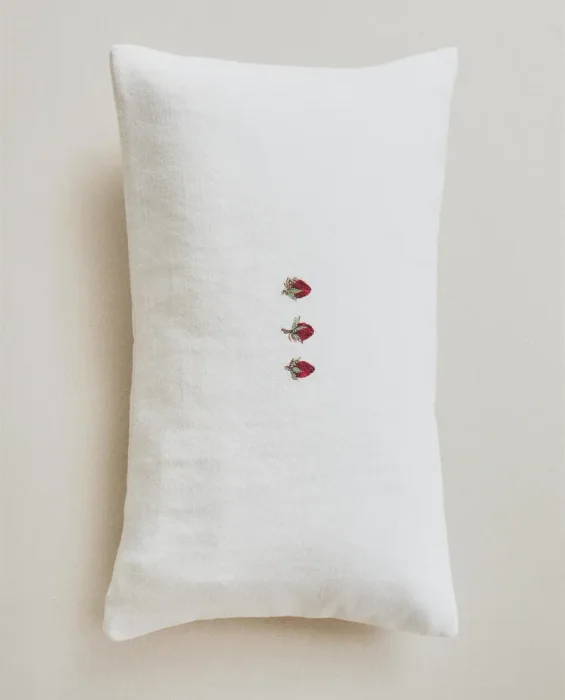 FUNDA COJÍN FRESAS en Blanco - Textiles, Uruguay | Zara Home