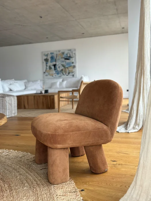 BUTACA NORMA GAMUZA CASTAÑO en Marrón - Butacas, banquetas y puffs, Uruguay | Más Infinito Casa, vista 3
