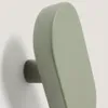 Set Arely de 2 colgadores de madera maciza de haya con acabado lacado verde 6,5 cm / 10 cm en Verde - Percheros y colgadores, Uruguay | Kavehome, vista 3 de 5