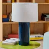 Lámpara de mesa Toneric de cerámica con acabado - azul y algodón en Azul - Lámparas de mesa, Uruguay | Kavehome, vista 2 de 7