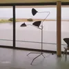 Lampadaire 3 Bras Pivotant | Serge Mouille en Negro - Lámparas de pie, Uruguay | Mad for Modern, vista 2 de 3