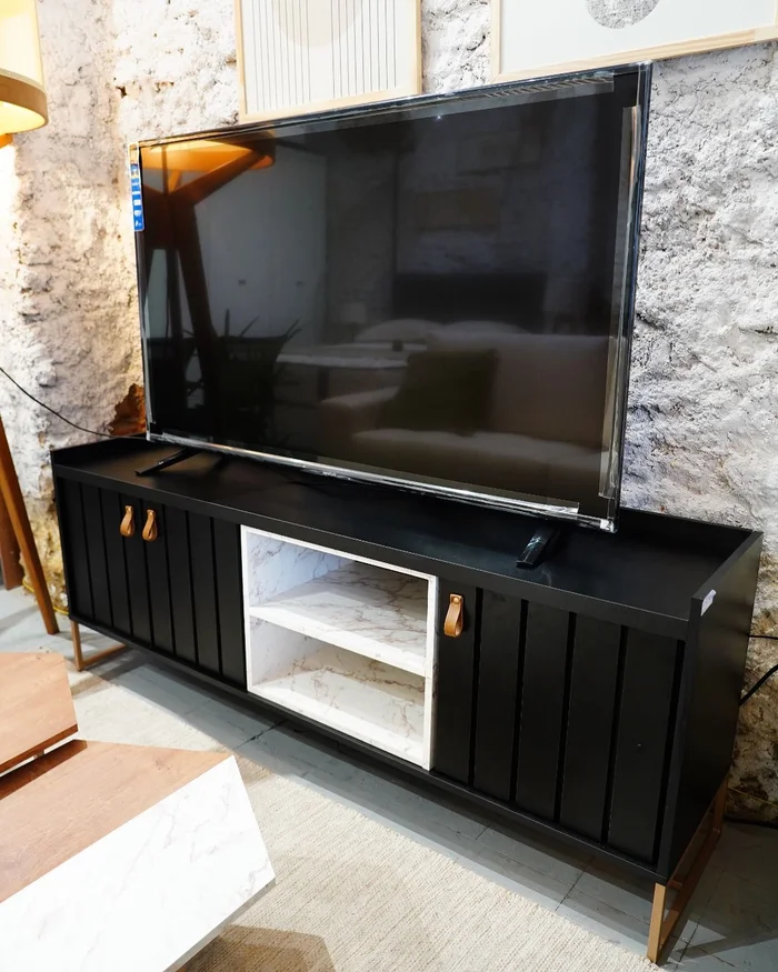 Rack Trendy 160cm - Negro/Mármol (Pie Dorado) en Negro - Muebles para TV, Uruguay | Berna home, vista 2