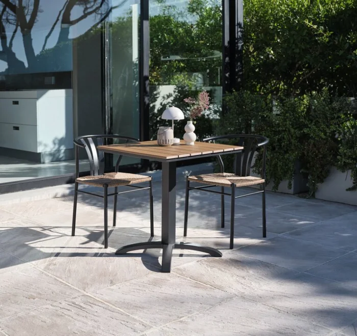 Mesa bistró HOBRO A70xL70 natural en Madera natural - Muebles para el exterior, Uruguay | JYSK, vista 2