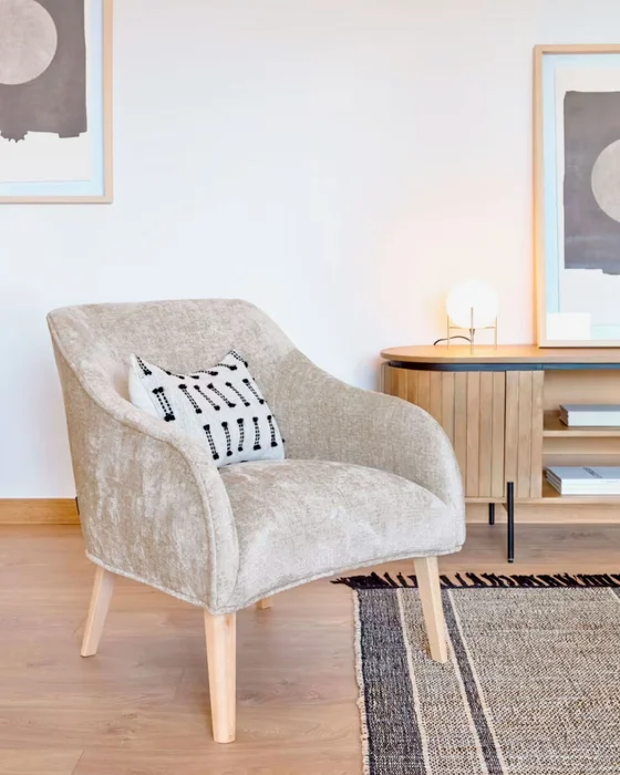 Butaca Bobly de chenilla beige y patas de madera acabado natural en Beige - Butacas, banquetas y puffs, Uruguay | Kavehome, vista 2