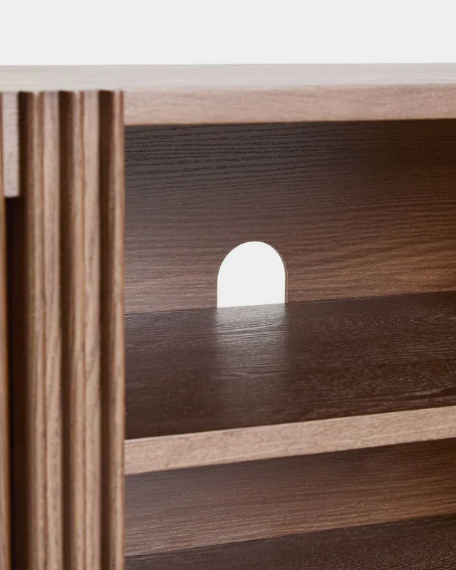 Mueble TV Beyla 2 puertas de chapa y madera maciza de fresno con acabado tono nogal 180 x 49,5 cm en Marrón - Muebles para TV, Uruguay | Kavehome, vista 4