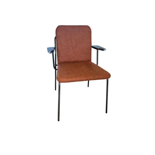 Silla con apoyabrazos - Tapizada en tela terracota, patas metal con detalle de circulo de madera. en Rojo - Sillas, Uruguay | Champagne Home