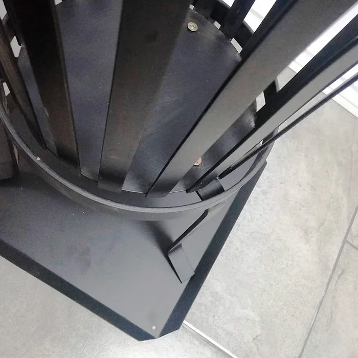 Brasero en hierro negro Calabria en Negro - Muebles para el exterior, Uruguay | Alta Gracia Deco, vista 4