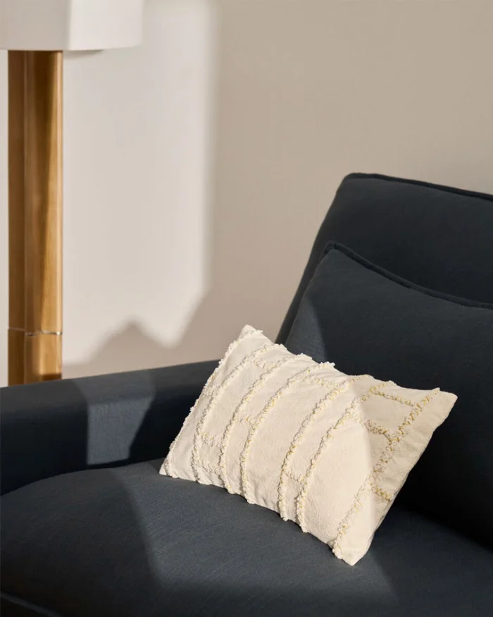Almohadón Verion con detalle amarillo geométrico bordado 30 x 50 cm en Beige - Textiles, Uruguay | Kavehome, vista 2