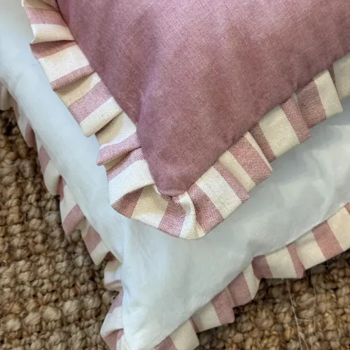 Almohadón de Terciopelo con Volados en Lino a Rayas en Rosa - Textiles, Uruguay | Decilo con Alma