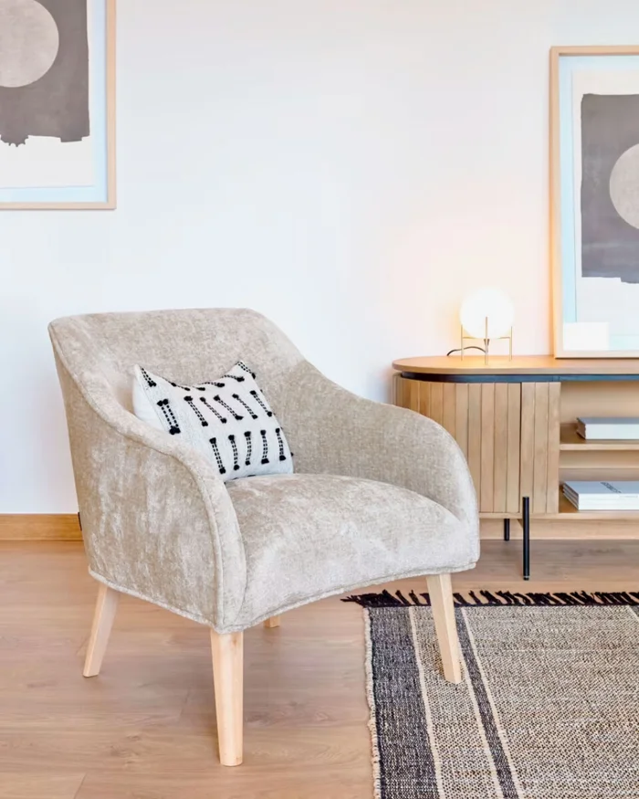 Butaca Bobly de chenilla beige y patas de madera acabado natural en Beige - Butacas, banquetas y puffs, Uruguay | Kavehome, vista 2