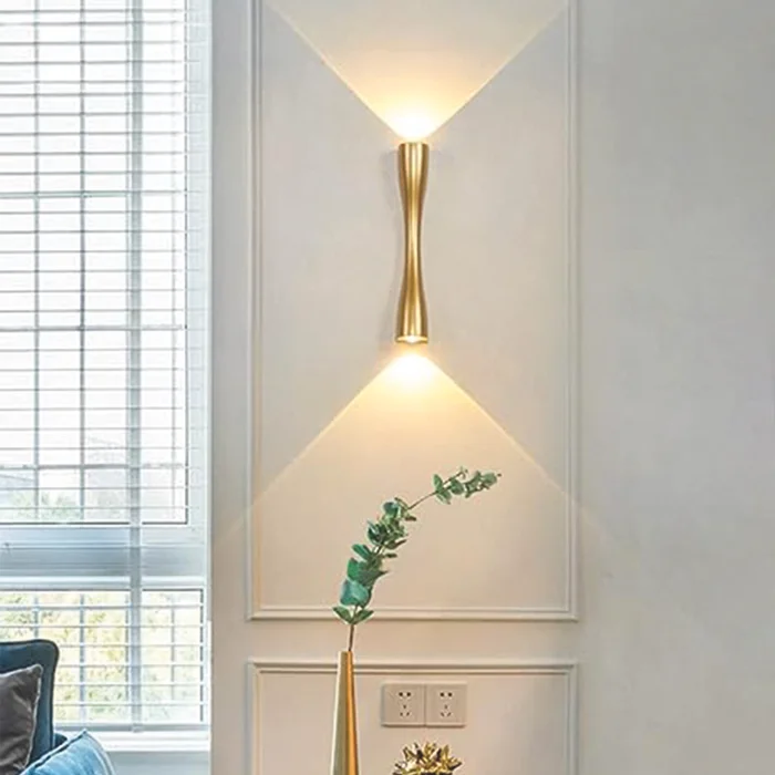 Luminaria Aplique de pared mediano Dorado en Dorado - Iluminación, Uruguay | Decotech, vista 2