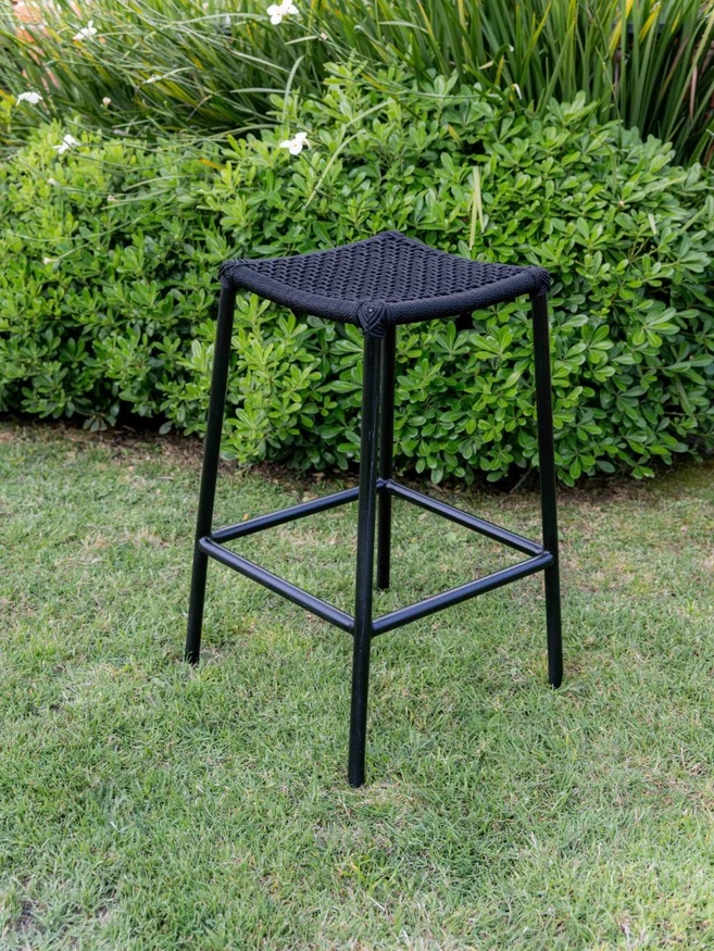 Banqueta de barra en cuerda náutica negra y aluminio en Negro - Butacas, banquetas y puffs, Uruguay | Entrecasa, vista 2
