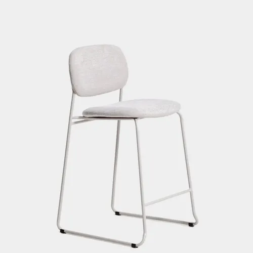 Taburete apilable Meli de chenilla beige y patas de metal beige 65 cm en Beige - Butacas, banquetas y puffs, Uruguay | Kavehome