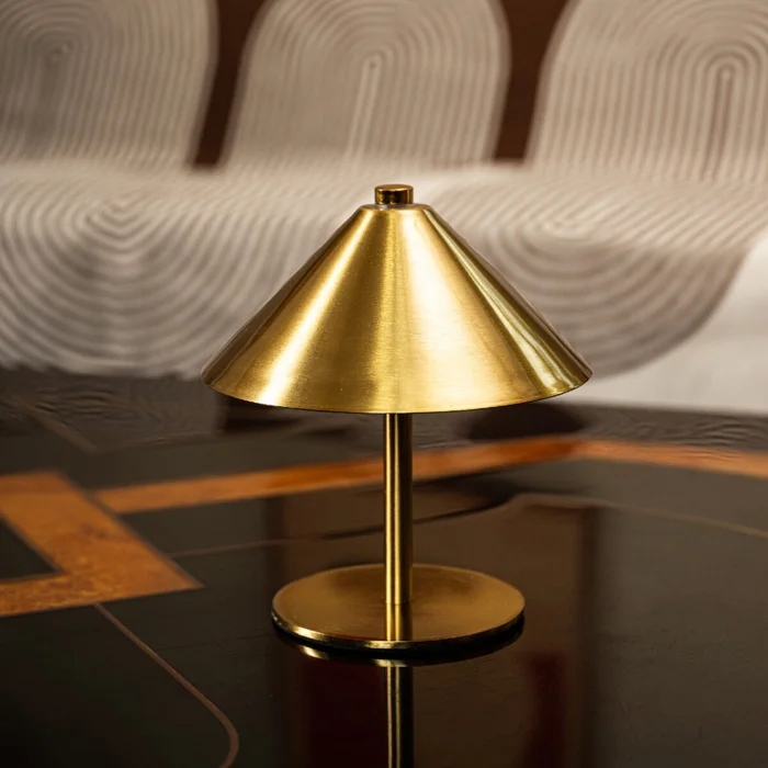 Lámpara de mesa cónica metálica - dorada en Dorado - Lámparas de mesa, Uruguay | Buho Store, vista 2