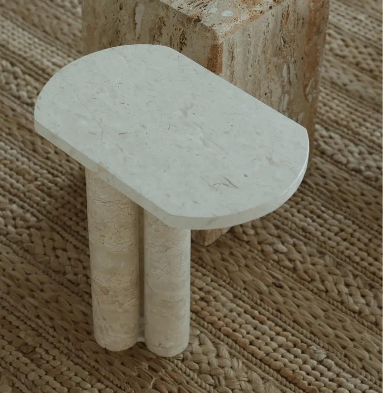 MESA LATERAL AUGUSTO APOYO MARMOL en Beige - Mesas de arrimo, Uruguay | Masinfinito Casa