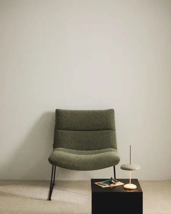 Butaca Asen - de chenilla verde y patas de acero negro FSC 100% en Beige - Butacas, banquetas y puffs, Uruguay | Kavehome, vista 2