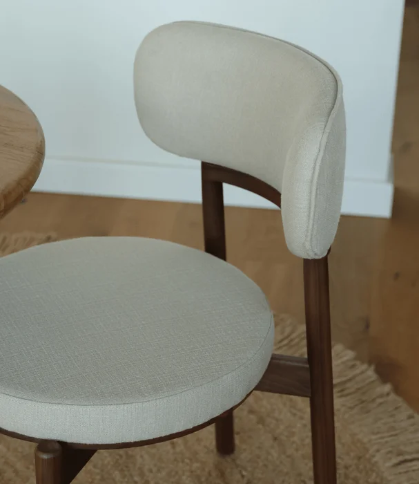 SILLA HILARIO NOGAL Y TELA en Beige - Sillas, Uruguay | Más Infinito Casa, vista 3