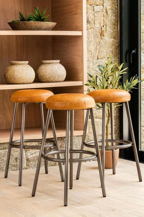 BANCO DE BAR CLUB - CUERO ITALIANO CARAMELO - Sillas, Uruguay | La Iberica