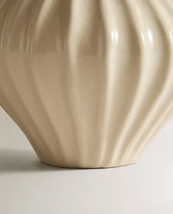 JARRÓN PEQUEÑO CERÁMICA ESMALTADA RAYAS en Beige - Jarrones, Uruguay | Zara Home, vista 4