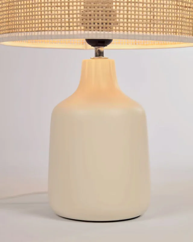 Lámpara de mesa Erna de cerámica blanco y bambú con acabado natural en Multicolor - Lámparas de mesa, Uruguay | Kavehome, vista 3