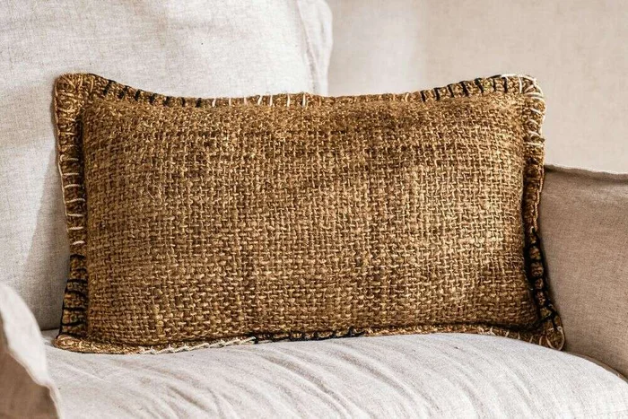 ALMOHADON CHOCOLATE TRAMA GRUESA - 30 X 50 CMS en Marrón - Textiles, Uruguay | La Iberica