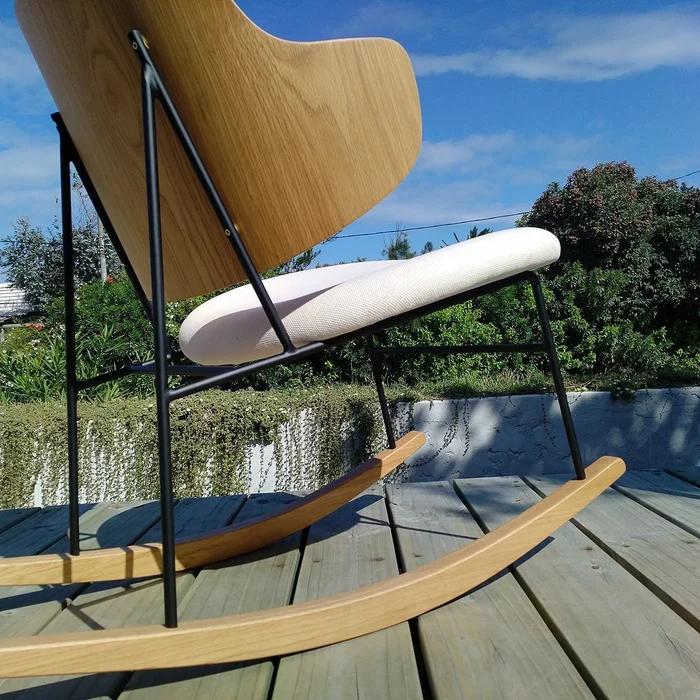 Penguin Rocker Chair | Ib Kofod-Larsen en Blanco - Butacas, banquetas y puffs, Uruguay | Mad for Modern, vista 2