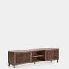 Mueble TV Beyla 2 puertas de chapa y madera maciza de fresno con acabado tono nogal 180 x 49,5 cm en Marrón - Muebles para TV, Uruguay | Kavehome, vista 1 de 8