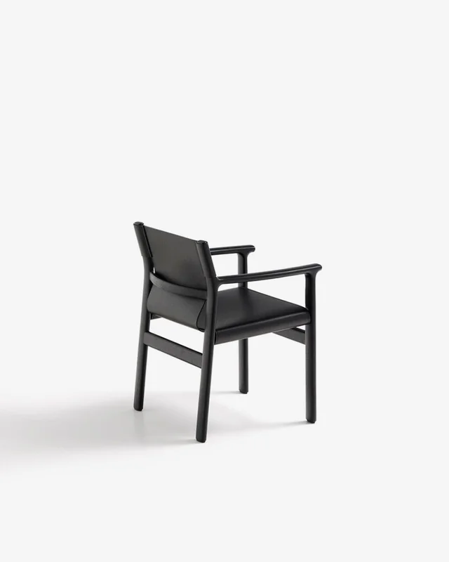 Silla Jan de fibras de cuero reciclado negro y madera maciza de fresno con acabado negro FSC 100% en Negro - Sillas, Uruguay | Kavehome, vista 7