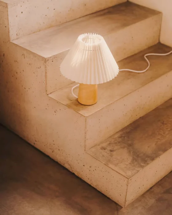 Lámpara de mesa Benicarlo de madera con acabado natural y beige en Beige - Lámparas de mesa, Uruguay | Kavehome, vista 2