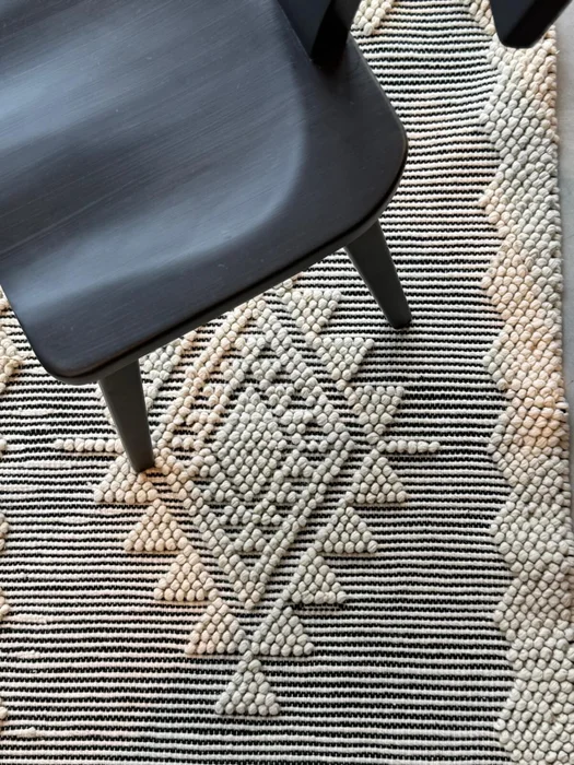ALFOMBRA LANA BORDADA ROMBO CENTRAL NATURAL NEGRO en Negro - Textiles, Uruguay | Masinfinito Casa, vista 2
