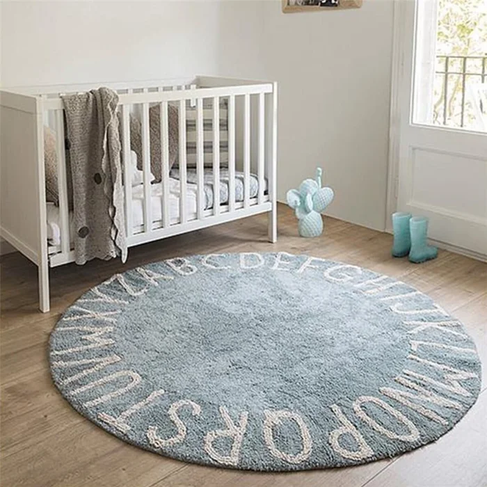 ALFOMBRA REDONDA POP 100CM CELESTE LETRAS en Celeste - Alfombras, Uruguay | Decohogar, vista 2