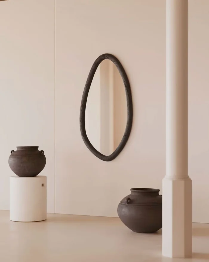 Espejo Magrit de madera maciza de mungur con acabado negro Ø 60 x 110 cm en Negro - Espejos, Uruguay | Kavehome, vista 2
