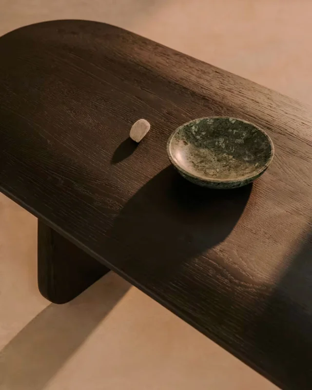 Mesa de centro Pirita de madera maciza de roble con - acabado negro, 146 x 56,5 cm FSC 100% en Marrón - Mesas de living, Uruguay | Kavehome, vista 4