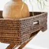 BANDEJA DE RATTAN CON SOPORTE / MESA AUXILIAR / BARCITO en Madera natural - Mesas de luz, Uruguay | La Iberica, vista 4 de 9