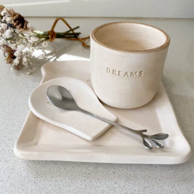 Kit desayuno con vaso de cerámica, apoya cucharas, plato y cucharita en Beige - Decoración, Uruguay | Dreams On Time, vista 5