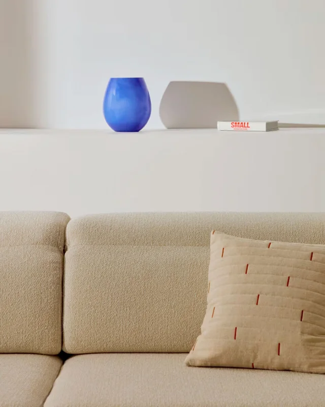 Jarrón Kelse de vidrio azul 21 cm en Azul - Jarrones, Uruguay | Kavehome, vista 3
