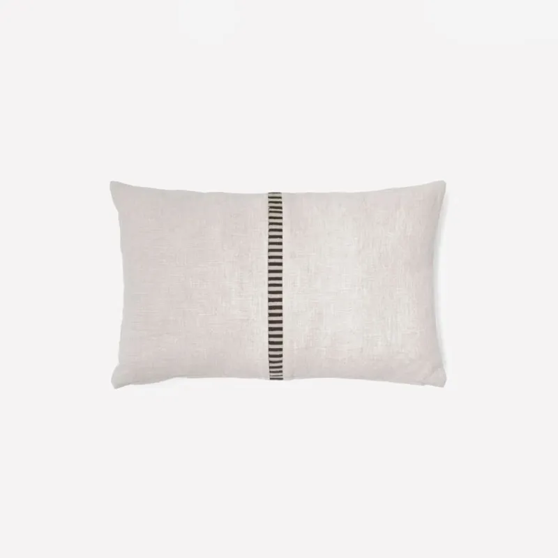 Almohadón Ardit de lino y algodón beige con raya bordada a contraste - verde 30 x 50 cm en Beige - Textiles, Uruguay | Kavehome
