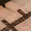 Alfombra Hadin jacquard gráfico de lana blanca y negro 160 x 230 cm en Beige - Textiles, Uruguay | Kavehome, vista 3 de 6