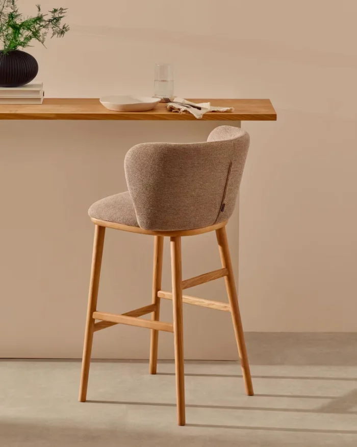 Taburete Ciselia chenilla - marrón y madera maciza fresno acabado tono natural 65cm en Marrón - Butacas, banquetas y puffs, Uruguay | Kavehome, vista 2