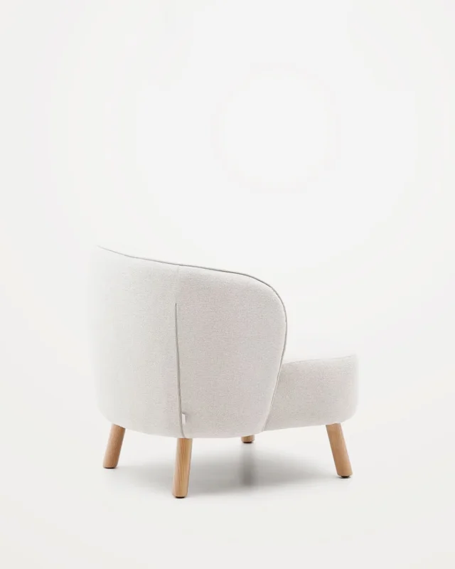 Butaca Ulit de chenilla - beige y patas de madera maciza haya acabado natural en Rojo - Butacas, banquetas y puffs, Uruguay | Kavehome, vista 9