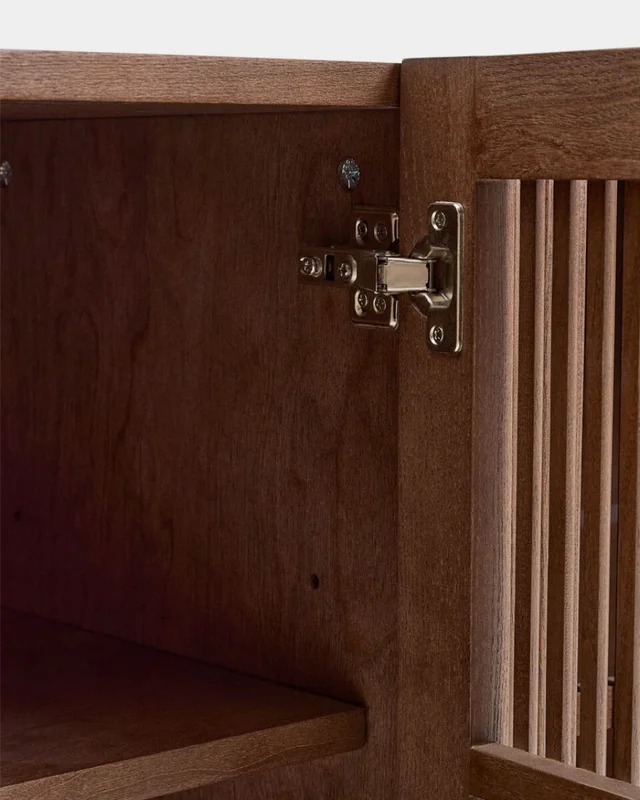 Aparador Beyla 4 puertas de chapa y madera maciza de fresno con acabado tono nogal 180 x 71,5 cm en Marrón - Aparadores y recibidores, Uruguay | Kavehome, vista 5