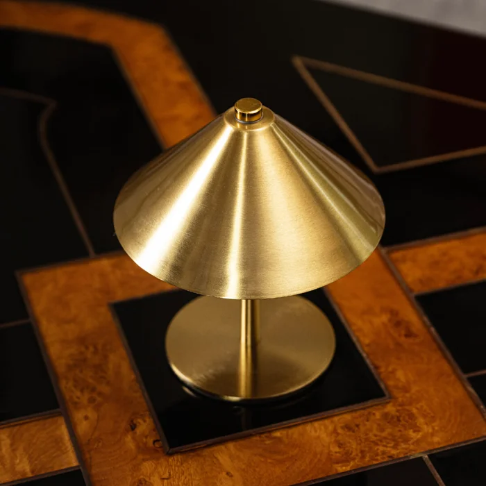Lámpara de mesa cónica metálica - dorada en Dorado - Lámparas de mesa, Uruguay | Buho Store