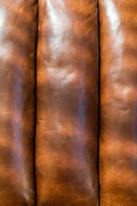 BUTACA MORRIS - CUERO ITALIANO ENVEJECIDO en Marrón - Butacas, banquetas y puffs, Uruguay | La Iberica, vista 40