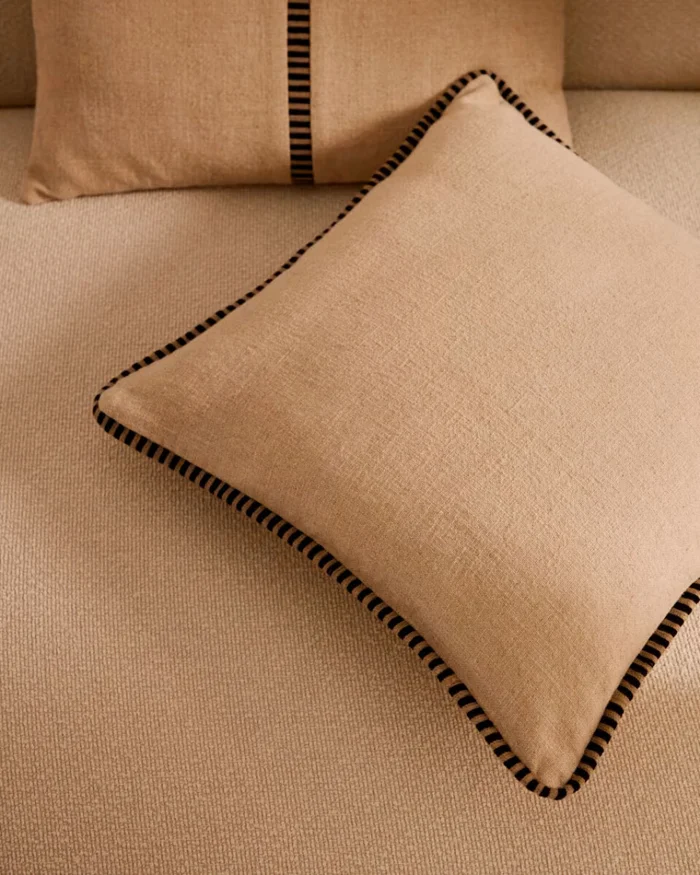Almohadón Ardit de lino y algodón beige con raya bordada a contraste - negro 45 x 45 cm en Beige - Textiles, Uruguay | Kavehome, vista 2