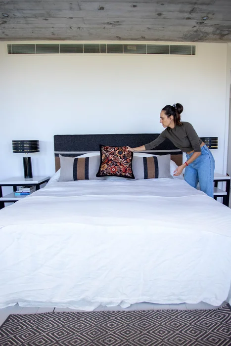 Almohadón ZAL negro en Blanco - Textiles, Uruguay | Almohadones ZAL, vista 2