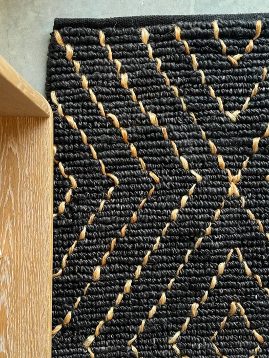 ALFOMBRA NEGRA YUTE CON ROMBOS NATURAL en Negro - Alfombras, Uruguay | Masinfinito Casa, vista 2