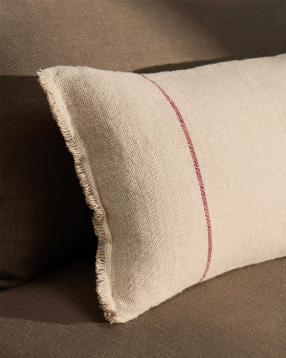 Almohadón Lidore en lino beige con rayas rojas en contraste 30 x 50 cm en Beige - Textiles, Uruguay | Kavehome, vista 3
