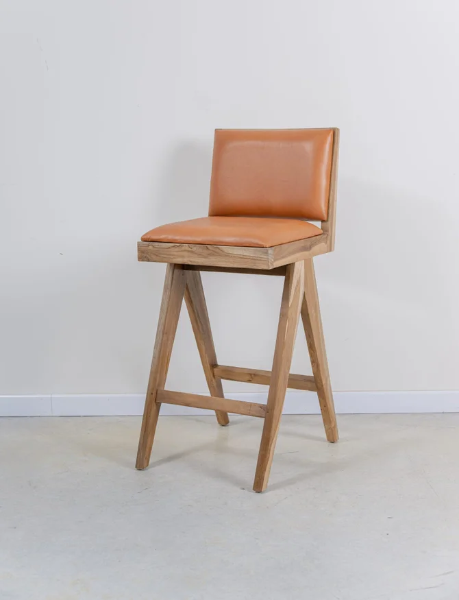 Banqueta en madera teca y cuero en Beige - Butacas, banquetas y puffs, Uruguay | Entrecasa, vista 2